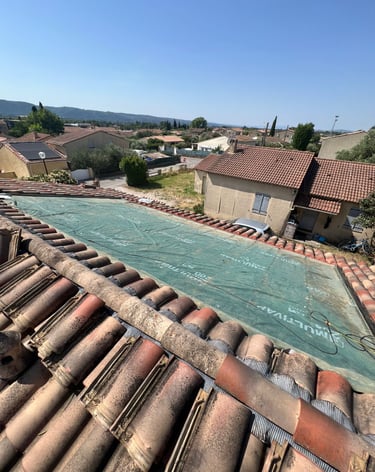 Ancien système d'intégration photovoltaïque visible après la dépose des panneaux sur une toiture à Villeneuve (04)