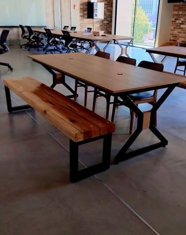 mesa de madera con herrería