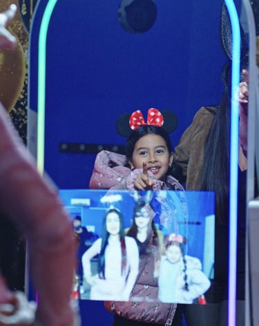 Fotomatón para celebraciones con amigos y niños creando recuerdos únicos