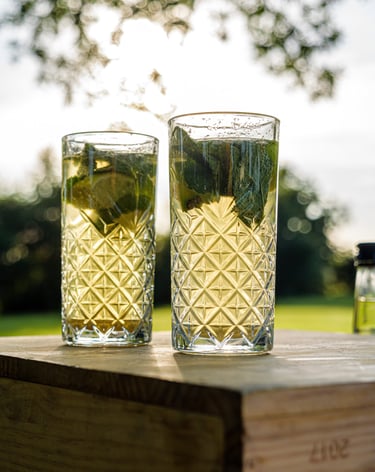 Cocktail mojito sur une caisse en bois