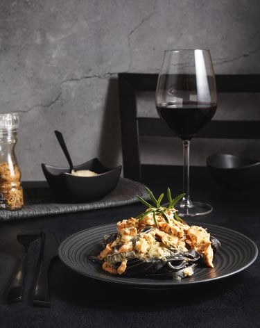 tagliatelles a l encre de seche et saumon au romarin-thierry le moel photographe