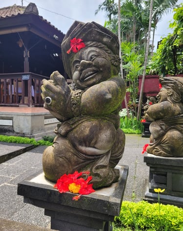 Lachende Figur in Ubud