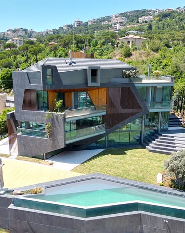 Modern luxury villa with swimming pool on the Silver Coast, Portugal. A prime real estate opportunit