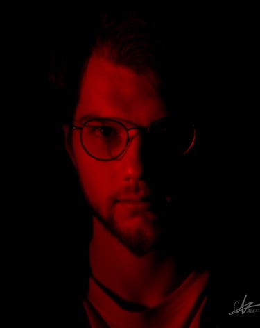 Thomas Rateau, le bassiste du groupe Rush On Mars éclairé de face par une Lumière rouge 