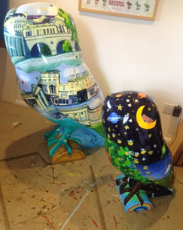 Two painted owls for Owls of Bath Sculpture trail, y Laura Fearn. Side