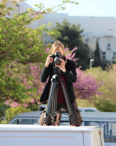Vidéaste faisant ses réglages avant le tournage 