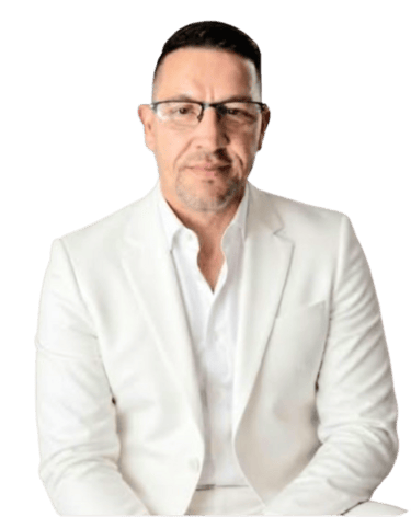 Człowiek w białym garniturze, styl swobodny, rozpięta koszula.