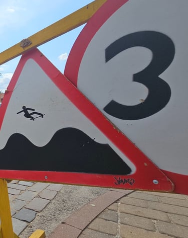 Street art sur panneau de signalisation représentant un skateur sur un dos d'ane à Lisbonne