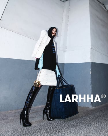 Modelo con look y bolso de Larhha