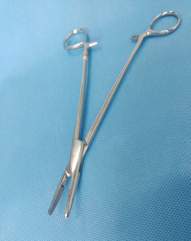 Porta-agulha cirúrgico sobre tecido azul estéril, usado para sutura.