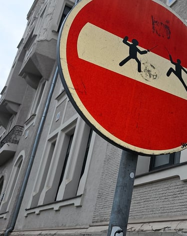 Détournement de panneaux de signalisation représentant deux escimeur aux J.O. sur un sens interdit.