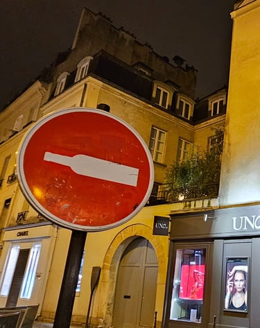 Détournement de panneaux de signalisation représentant une bouteille de bordeaux sur un sens interdi