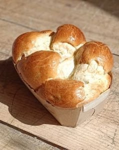 une brioche tressée artisanale