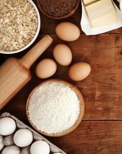 des ingrédients et ustensiles de cuisine sur un plan de travail en bois