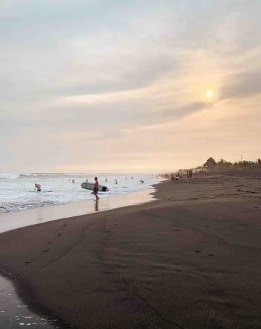 Un surfeur sur la plage d'El Paredón, au Guatemala.