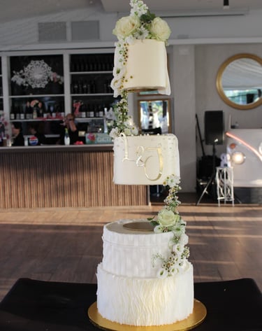 Tarta de boda flotante personalizada con flores naturales, diseño exclusivo en Madrid