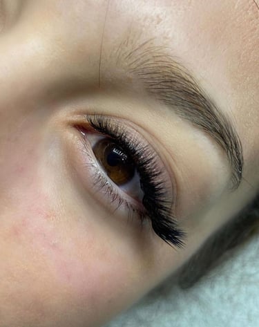 Résultat pose d'extensions réalisé par Id'ile beauty