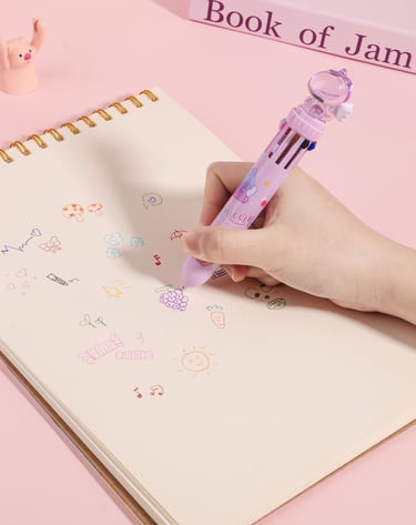 Penna kawaii colorata mentre disegna, accessorio creativo per amanti della cancelleria