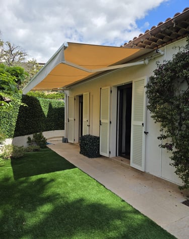 Photo de paroi de douche + double vitrage + fenêtre sur mesure + coulissant aluminium + verre+ store