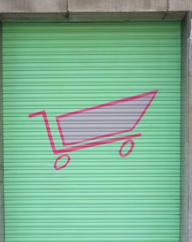 graffiti en cierre metálico de supermercado publicidad pintura  decorativa