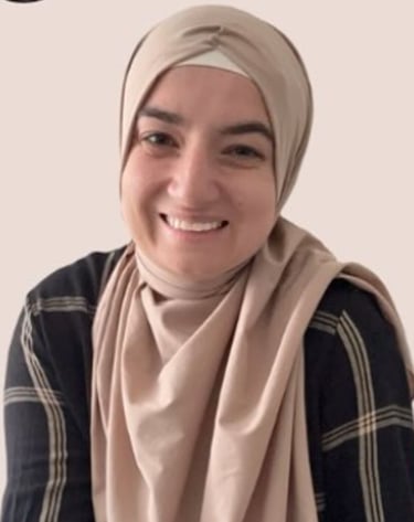Eine lächelnde Frau mit einem Hijab
