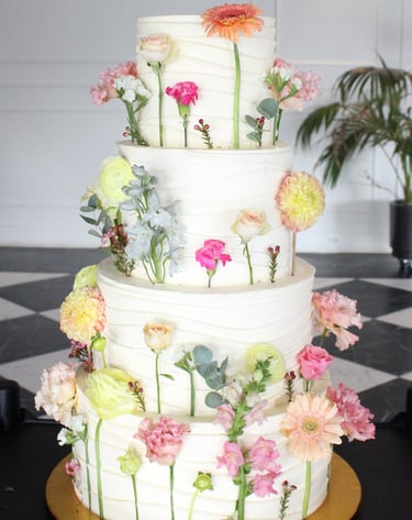 Tarta de boda moderna con flores naturales, elaborada artesanalmente en Madrid