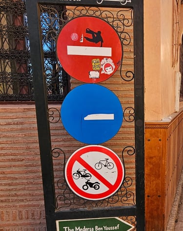 Détournement de panneaux de signalisation représentant un homme faisant du parkour sur un sens inter