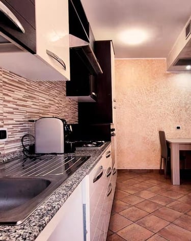 Cucina attrezzata della casa vacanza con piano cottura e lavello