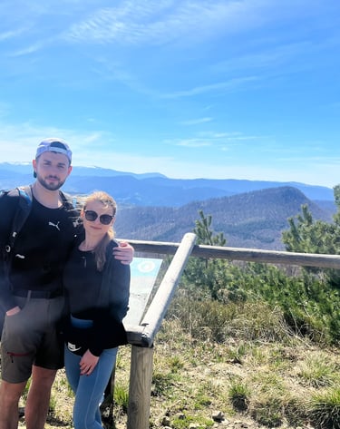 Małżeństwo Wawro na górskim szlaku przy drewnianej barierce. Dbamy o Twoją polisę na życie.