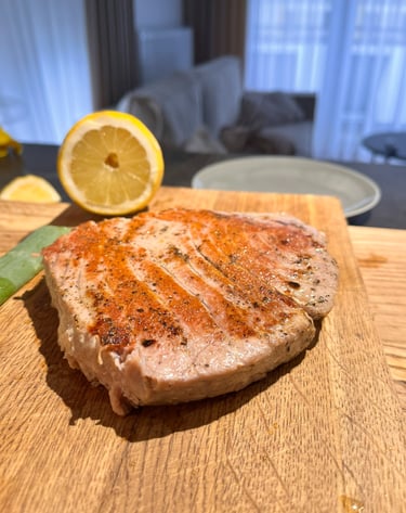 Usmażony stek z połówką cytryny na desce. Twój doradca ubezpieczeniowy ładuje baterie.