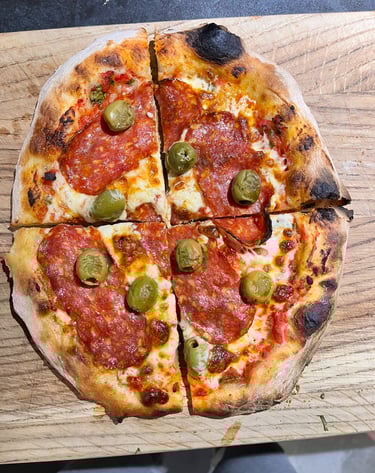 Domowa wypiekana pizza z salami i oliwkami. Kulinarne pasje właścicieli A&K Wawro.