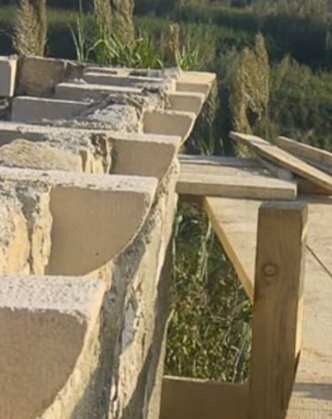 Apoios da calha de água pluvial a serem montados no Centro de Criação, Susak, Croácia