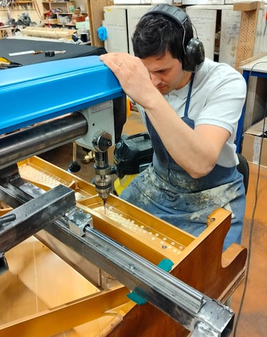 Réparation Pianos Lyon - Perçage du sommier piano à queue- Réparateur de pianos Lyon