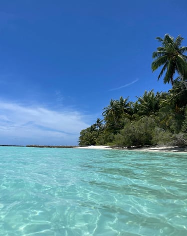 Eau turquoise et plage de sable fin aux Maldives