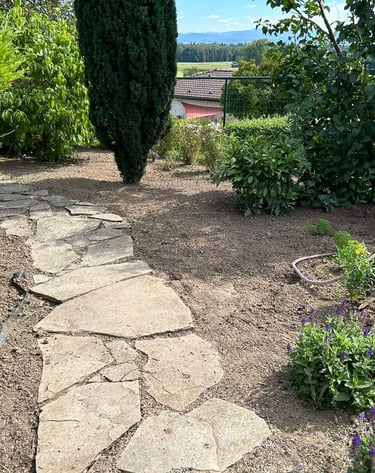 Unkraut entfernt. Steinweg zu sehen. Aufgeräumt und optisch schön