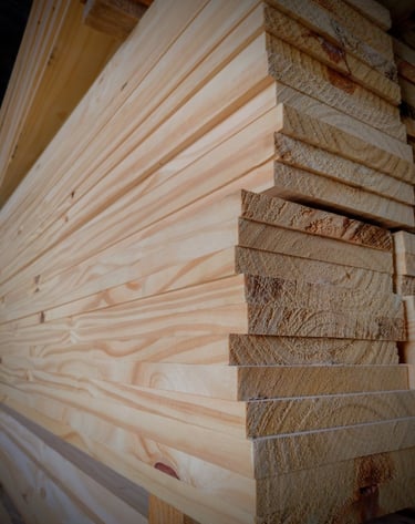 Pila de tablones de madera de pino natural de alta calidad para proyectos de construcción.