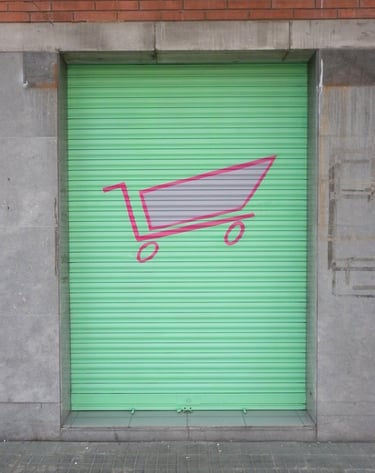 graffiti en cierre metálico de supermercado publicidad pintura decorativa