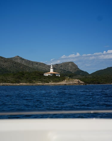 vista del faro de alcanada durante una excursión en barco desde alcudia