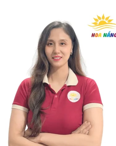 Cô Hà – Giáo viên phụ trách lớp bán trú tại Trung tâm Can thiệp Sớm Hoa Nắng, hướng dẫn trẻ 