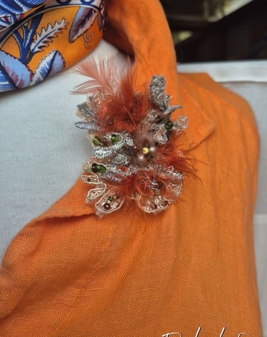 Broche en broderie ornementale argent et plumes rouges par JC GAL pour Perles de Soi