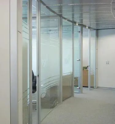 Divisorias para oficinas en cristal laminar de 5+5 mm. de espesor, puerta en vidrio templado 10 mm.