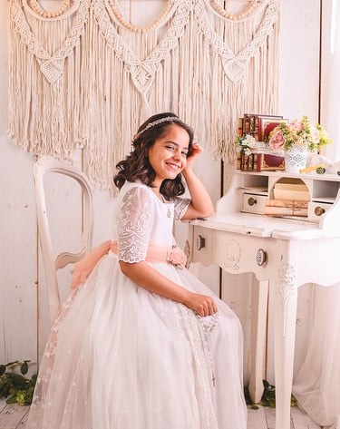 Sesión de comunión de niña en estudio de estilo romántico realizado en Almendralejo por Amélie Art.