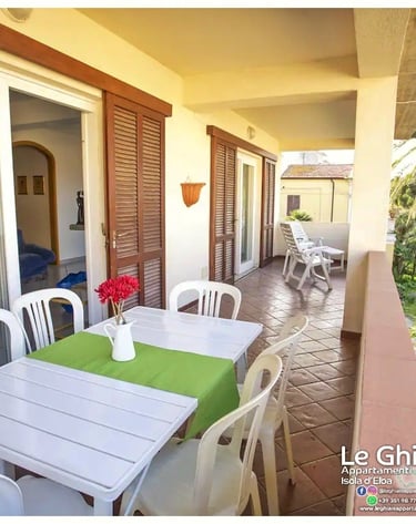 tavolo su un balcone vista mare