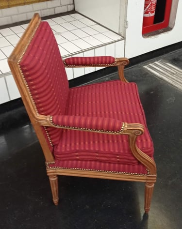 Restauration d’un fauteuil Louis XV avec un tissu africain designé par Aïssa Dione et une finition cloutée artisanale.