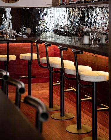 Rénovation de 50 tabourets de bar pour La Cale (Paris), tapissés avec de la voile de bateau upcyclée.