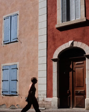 silhouette d'une femme dans les rues d'Embrun, commune des hautes alpes