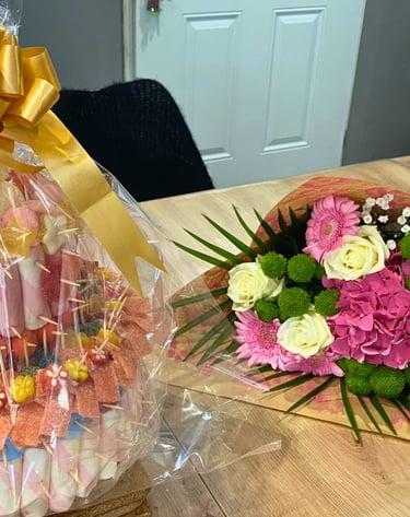 C'est une création de pièce montée a 2 étages fait avec des bonbons fait par Crazy bask Biarritz