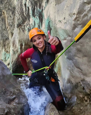 Aventurera disfrutando del barranco de Río Verde con Guadalterra Aventura