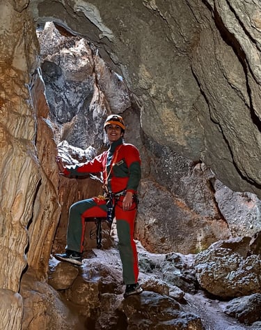 Actividad de espeleología en las cuevas de la Araña con Guadalterra Aventura