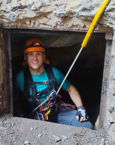 Aventurero durante la actividad de espeleología en la cueva de la Tinaja